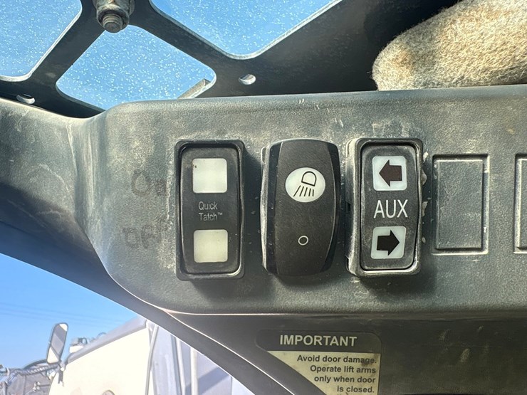 2021-deere-330g-image-41