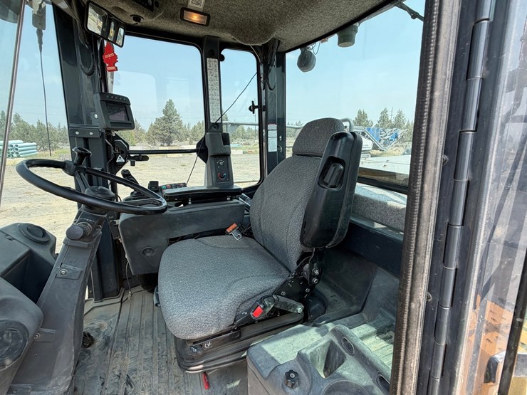 2019-deere-744k-image-71