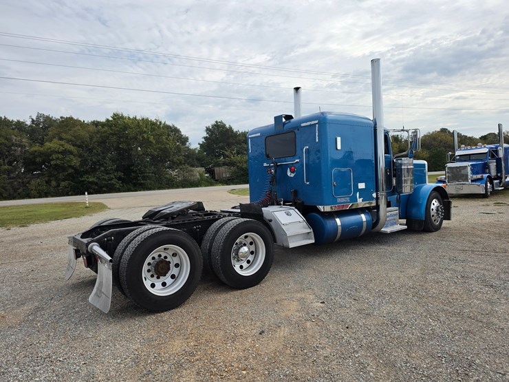 2005-peterbilt-379-image-17