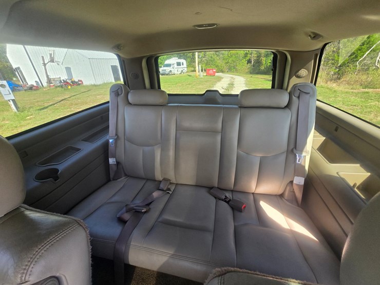 2003-chevrolet-suburban-image-51