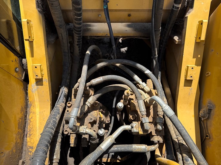 2019-caterpillar-352f-image-40