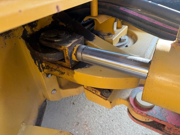 2015-caterpillar-cb66b-image-31