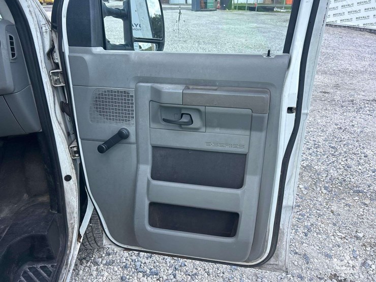 2011-ford-cargo-image-17