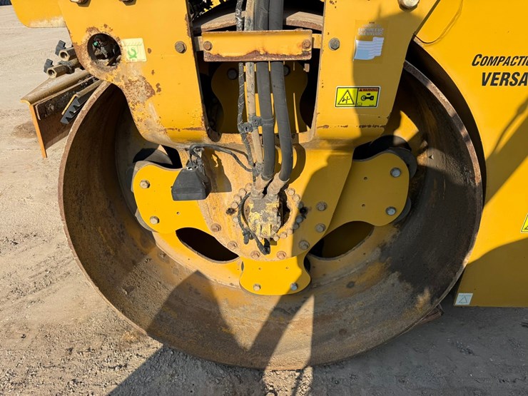 2015-caterpillar-cb66b-image-116