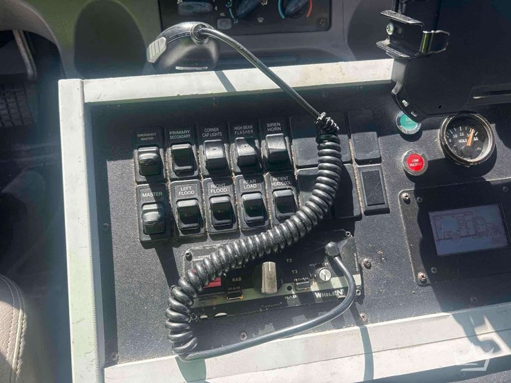 2016-freightliner-m2-106-image-22
