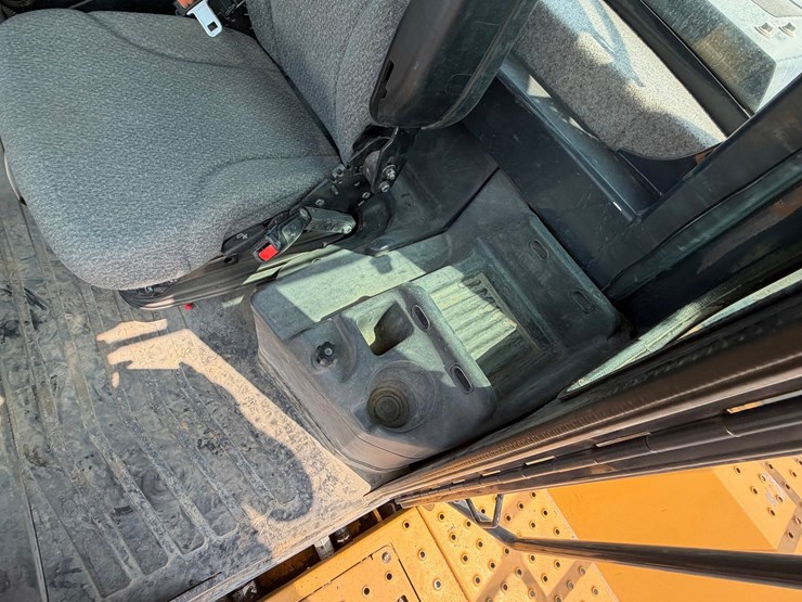 2019-deere-744k-image-73