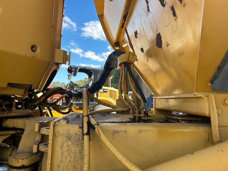 caterpillar-725-image-21