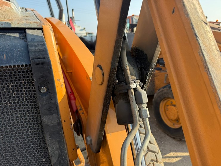#2486-•-2015-case-570nep-skip-loader-image-17