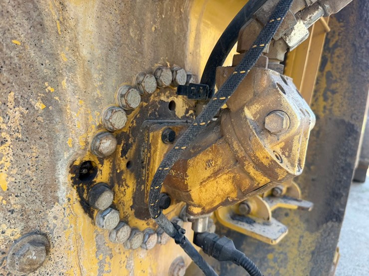 2015-caterpillar-cb66b-image-13