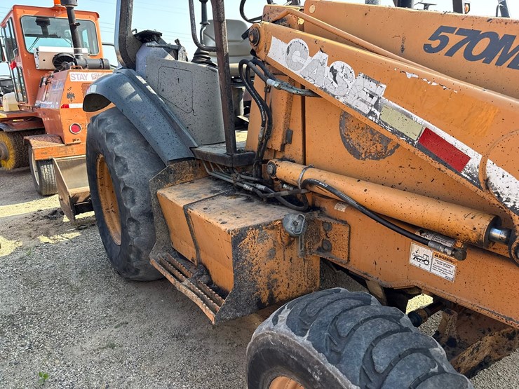 2005-case-570m-xt-image-46