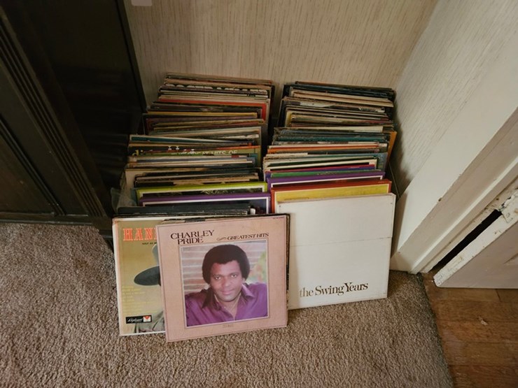#8001-•-live-on-the-ground-house-hold-items-image-37