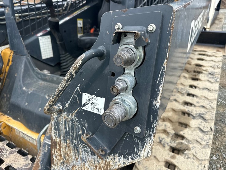 deere-323e-image-21