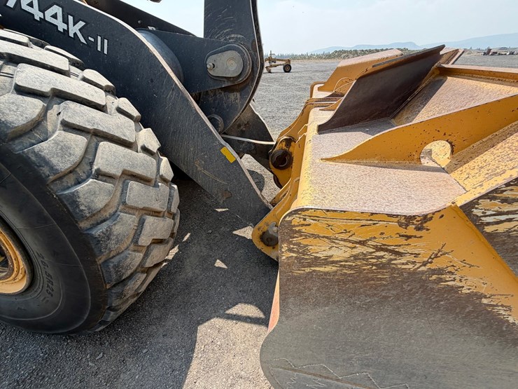 2019-deere-744k-image-21