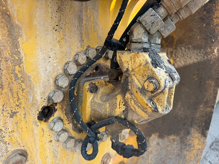 2015-caterpillar-cb66b-image-50