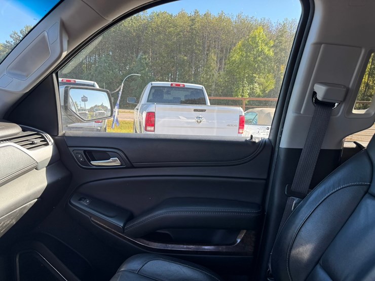 2017-chevrolet-suburban-image-28