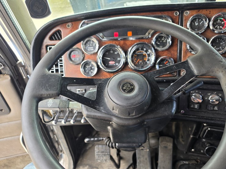 2005-peterbilt-379-image-66