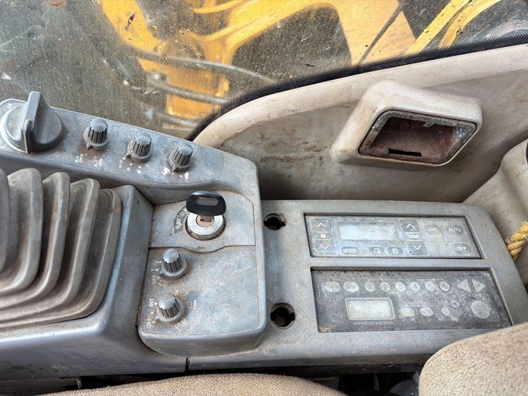 deere-225d-lc-image-28