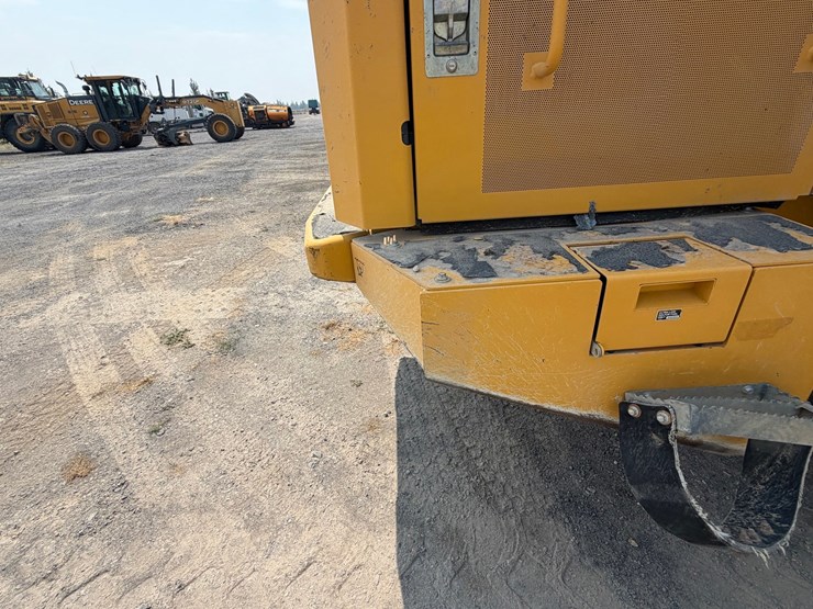2019-deere-744k-image-44