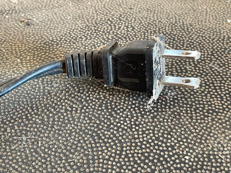 #5512-•-(3)-milwaukee-18v-batteries-and-charger-image-26