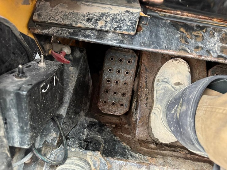 john-deere-325-image-23