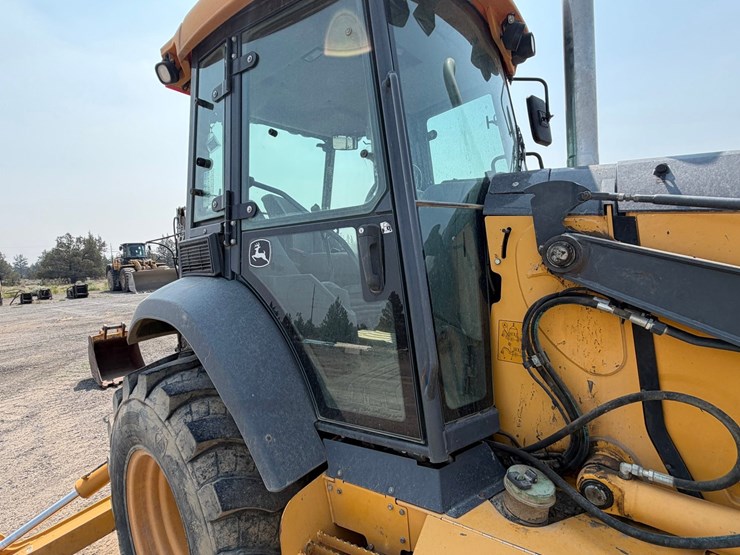2016-deere-410l-image-25