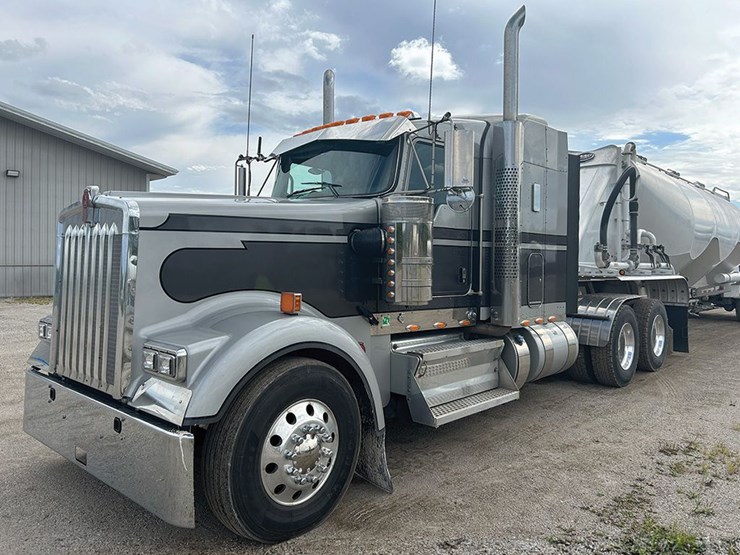 2024-kenworth-w900l-image-1