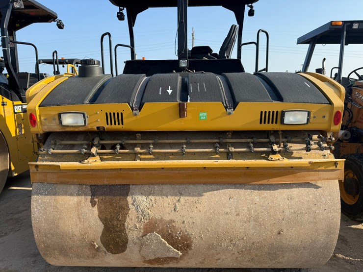 2015-caterpillar-cb66b-image-43