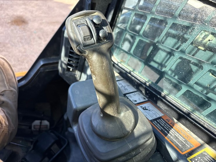 2021-deere-330g-image-48