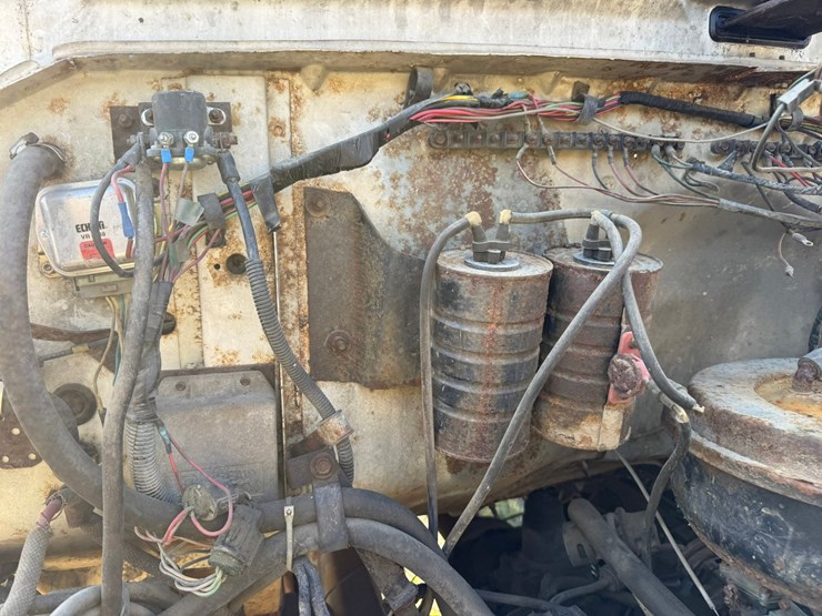 1983-ford-800-image-26