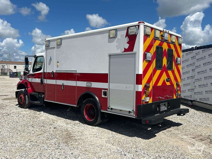 2015-freightliner-m2-106-image-4