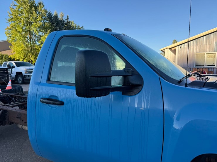 2013-chevrolet-3500-image-17