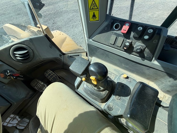 2015-caterpillar-950m-image-57