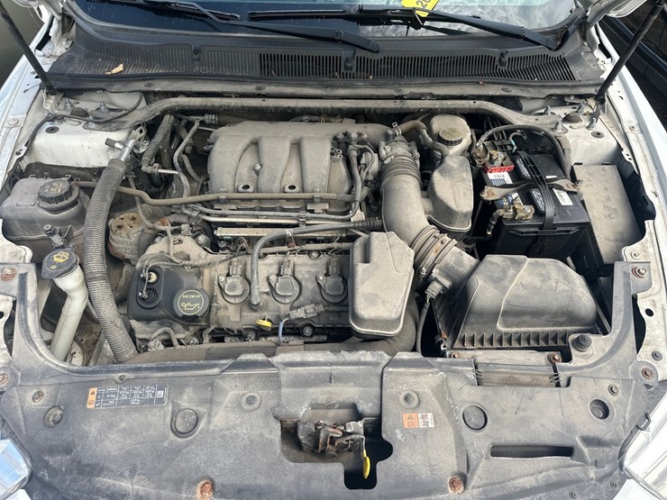 #2643-•-2015-ford-taurus-sedan-image-34