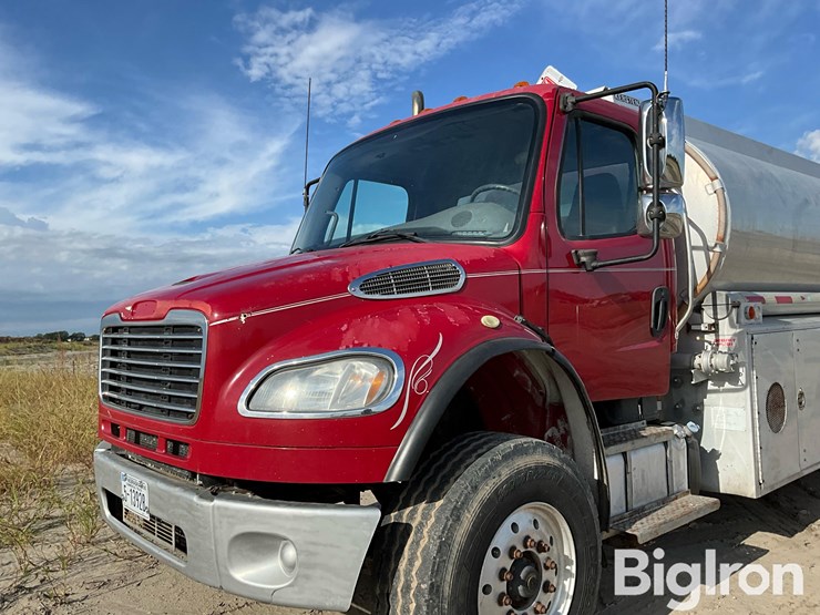 2013-freightliner-m2-106-image-9
