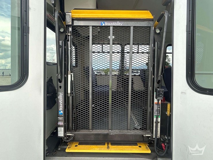 2017-ford-e450-image-17