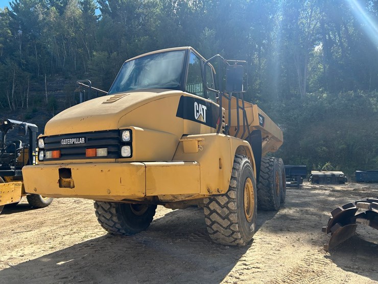 caterpillar-725-image-1