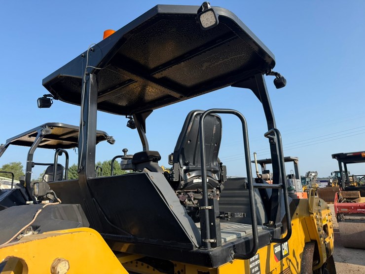 2015-caterpillar-cb66b-image-66