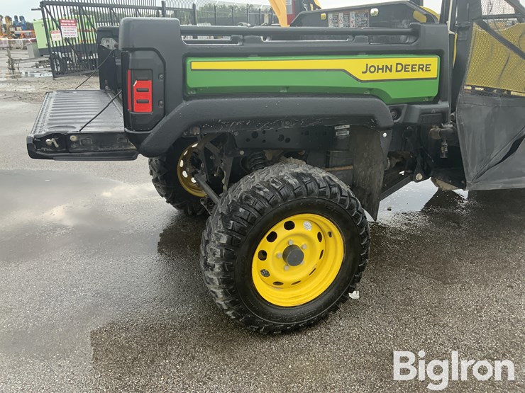 2022-john-deere-gator-image-16