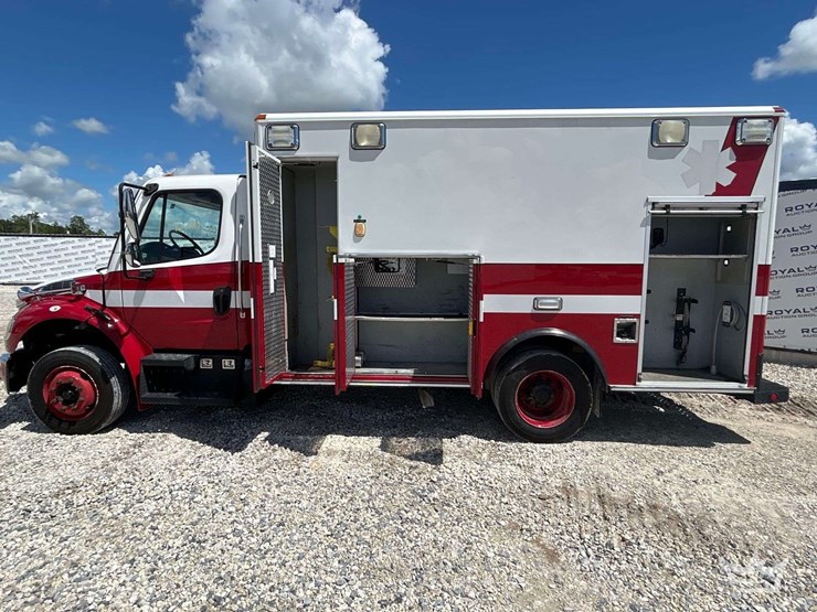 2015-freightliner-m2-106-image-25