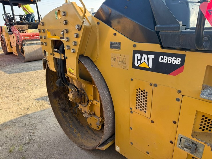2015-caterpillar-cb66b-image-14
