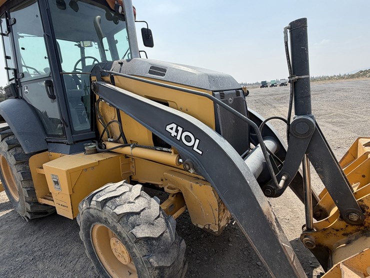 2016-deere-410l-image-21