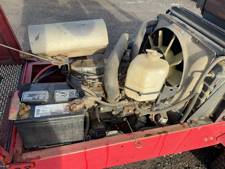 toro-groundsmaster-223-d-rotary-mower-image-12