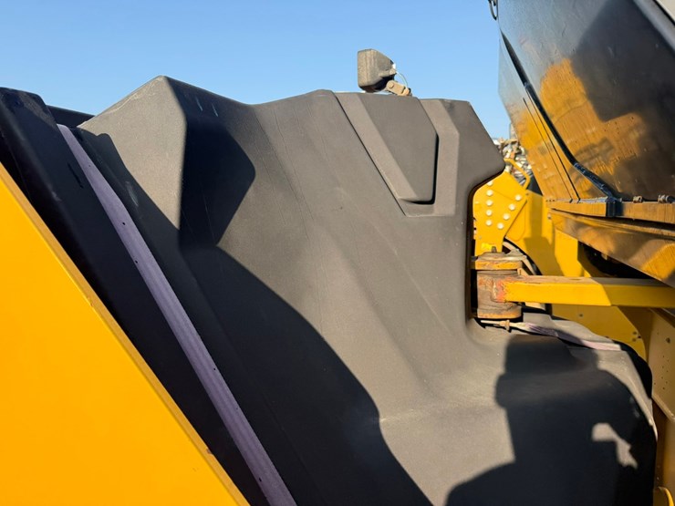 2015-caterpillar-cb66b-image-53