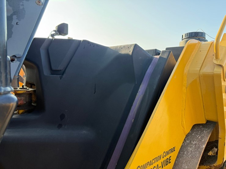 2015-caterpillar-cb66b-image-19
