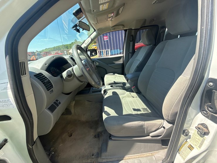 #1389-•-2017-nissan-pickup-truck-image-30