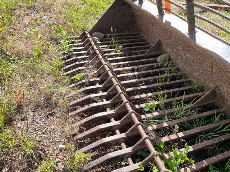 #1613-•-skid-steer-rock-bucket-image-9