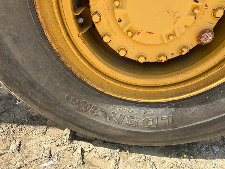 caterpillar-725-image-16
