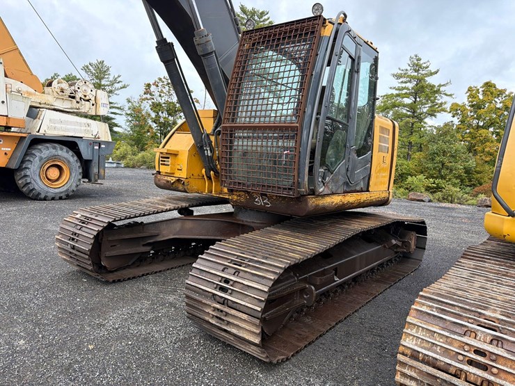 deere-225d-lc-image-2