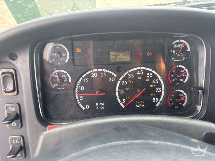 2012-freightliner-m2-106-image-15