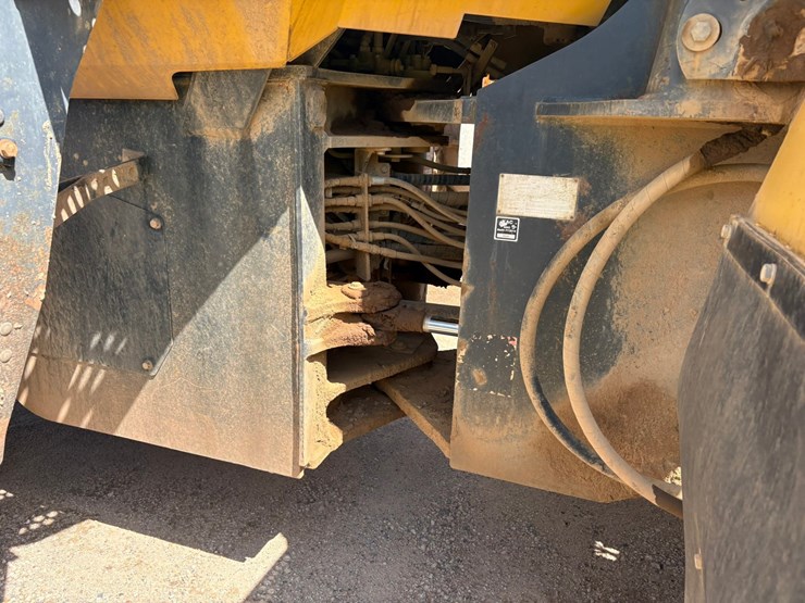 #3650-•-2011-komatsu-w380-6-wheel-loader-image-15